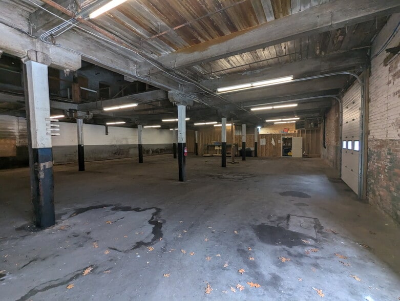 292 E School St, Woonsocket, RI à louer - Photo du bâtiment - Image 2 de 8