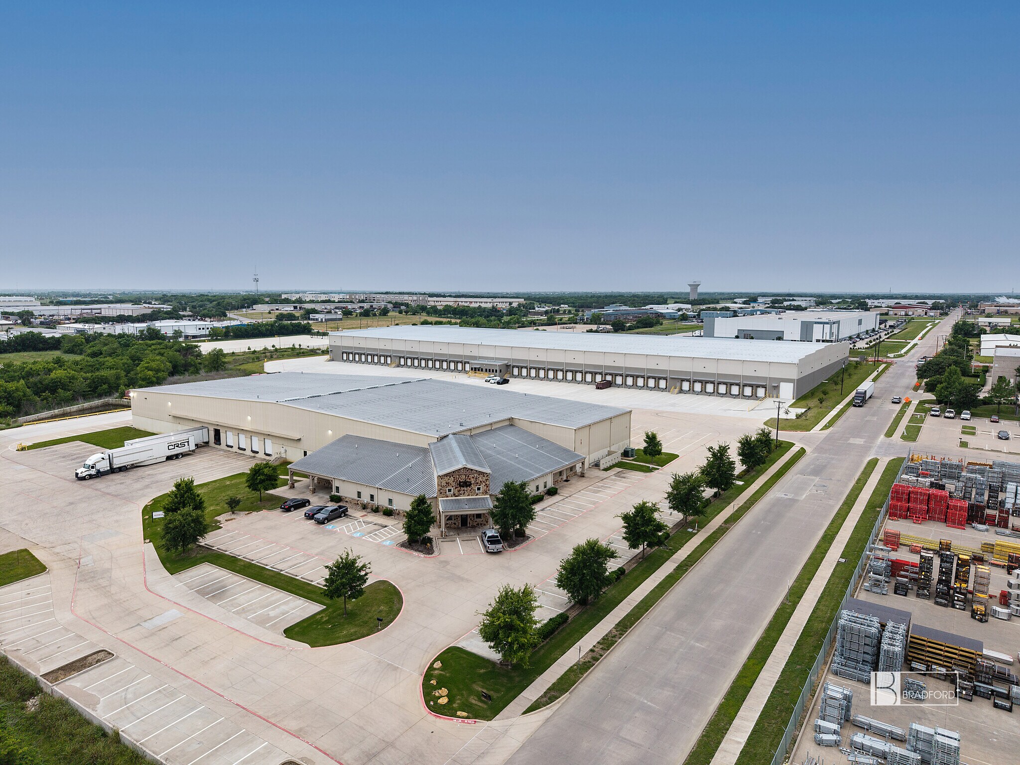 Mansfield Industrial Portfolio portefeuille de 2 propriétés à vendre sur LoopNet.ca Photo du bâtiment- Image 1 de 15