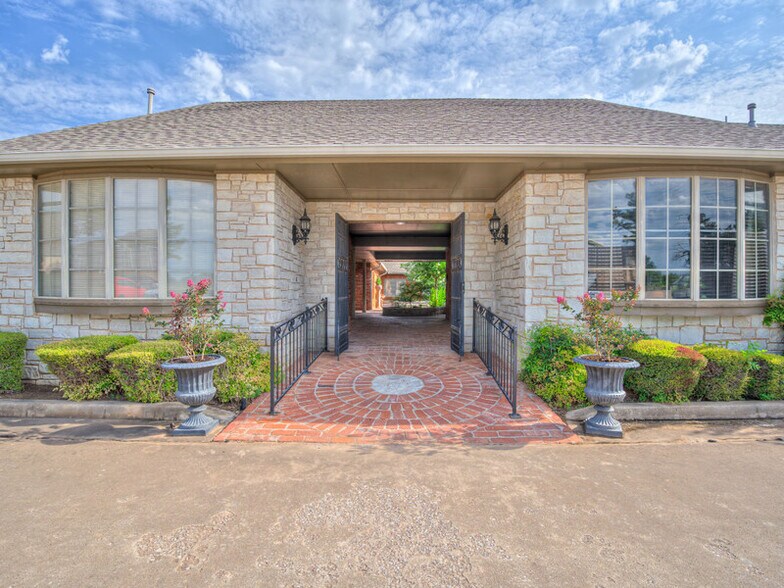 1320 E 9th St, Edmond, OK à louer - Photo du bâtiment - Image 2 de 8