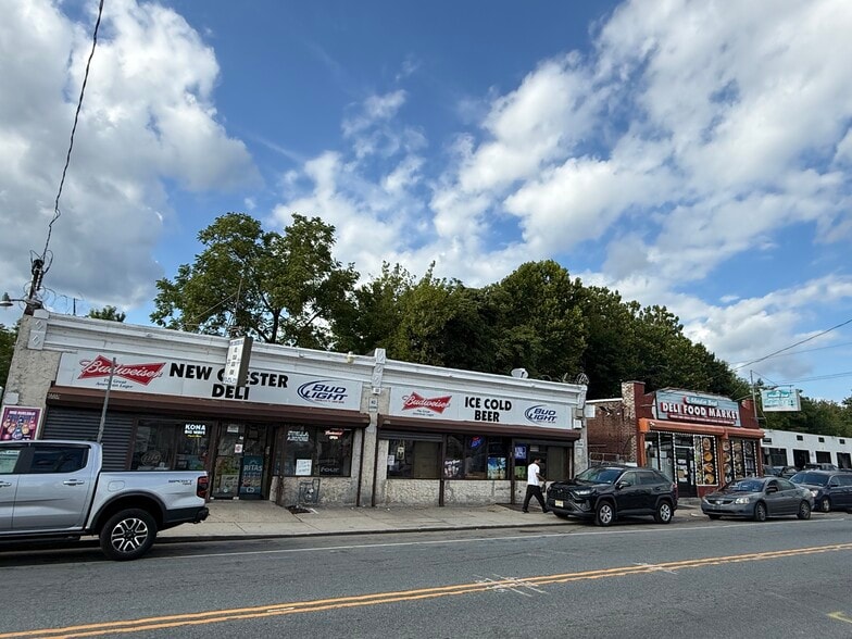2 building liquor license restaurant biz portfolio of 2 properties for sale on LoopNet.ca - Building Photo - Image 1 of 14