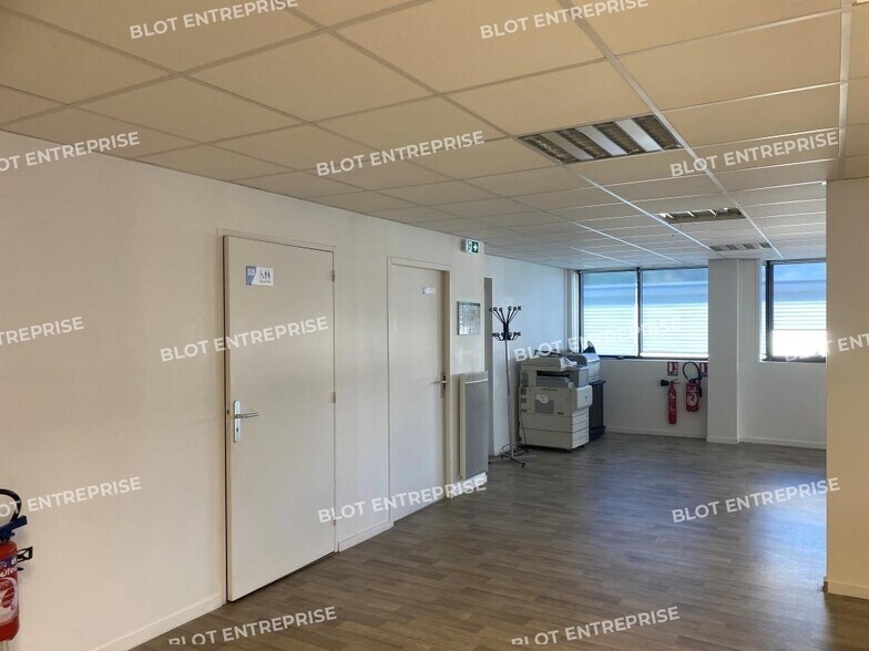 Office in Brest for lease - Building Photo - Image 2 of 5