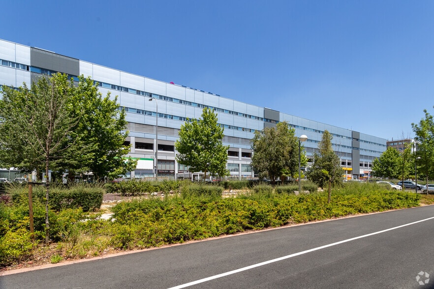 Calle de Isabel Colbrand, 10-12, Madrid, Madrid for sale - Building Photo - Image 3 of 7