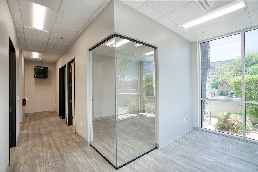 1550 W Parkside Ln, Phoenix, AZ for lease - Building Photo - Image 3 of 8