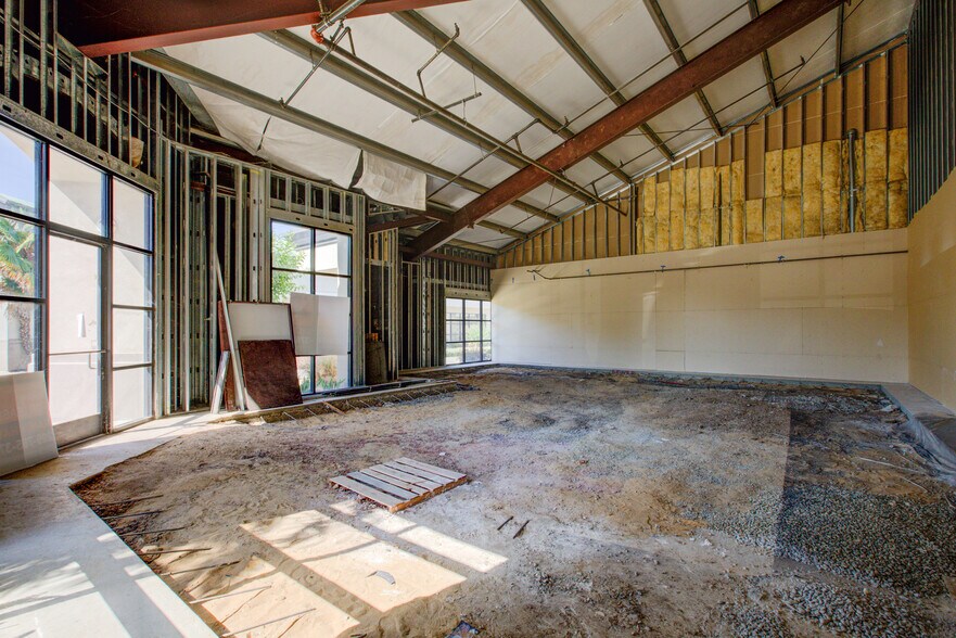 436 E Yosemite Ave ( Suite B&C) portefeuille de 2 propriétés à vendre sur LoopNet.ca - Photo intérieure - Image 2 de 24