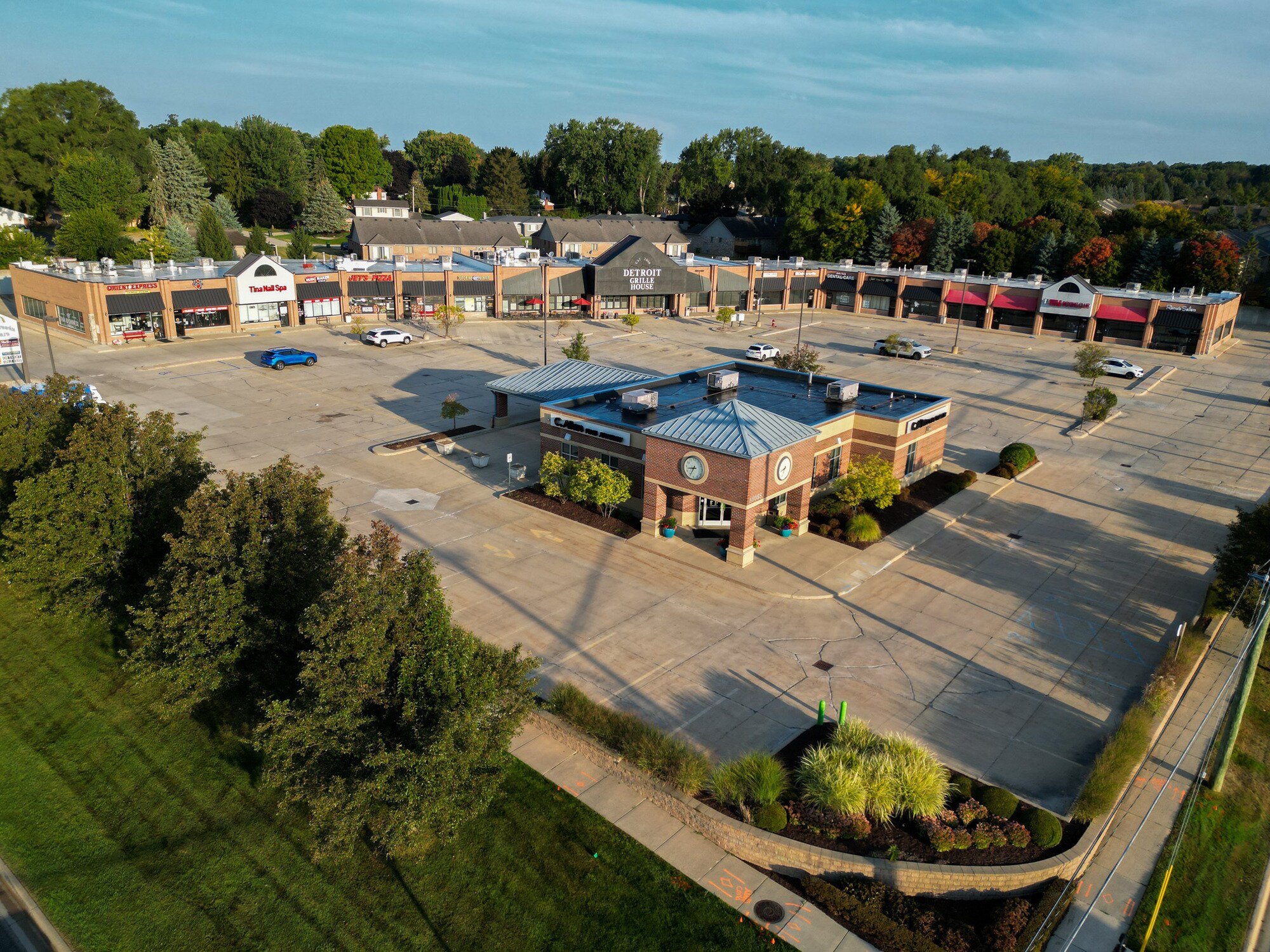 55101-55233 Shelby Rd, Utica, MI à louer Photo principale- Image 1 de 10