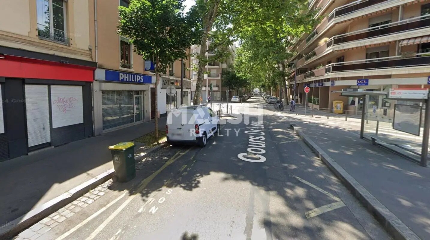 Retail in Lyon for lease Building Photo- Image 1 of 3