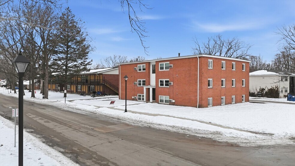 1306 Silver St, Urbana, IL à vendre - Photo du bâtiment - Image 2 de 21