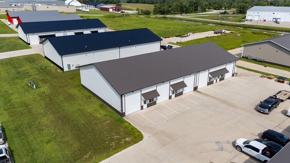 200 Greenfield Dr, Tiffin, IA à vendre - Photo du bâtiment - Image 3 de 12