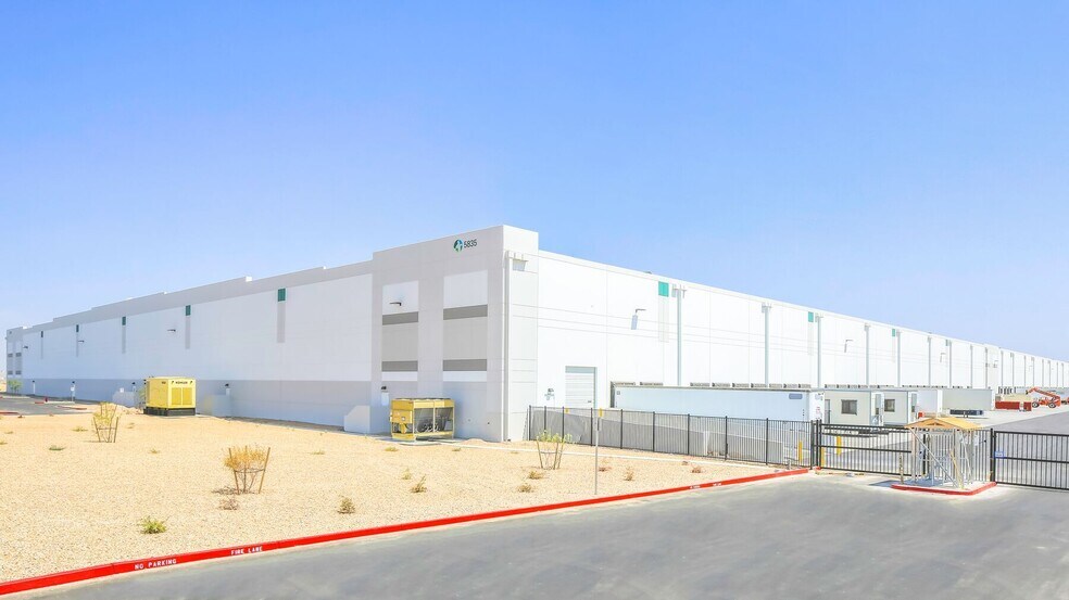 5835 E Ann Rd, Las Vegas, NV à louer - Photo du bâtiment - Image 3 de 4