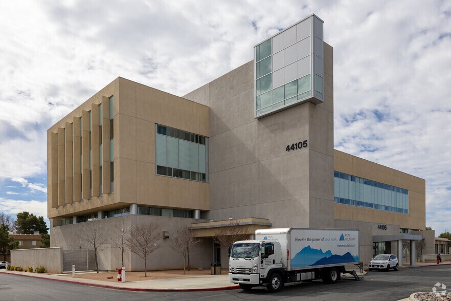 44105 15th St W, Lancaster, CA for lease - Primary Photo - Image 1 of 10