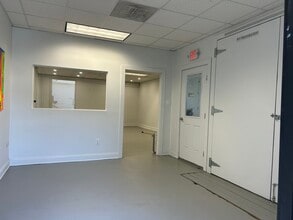 20 Maplewood Ave, Gloucester, MA for lease Interior Photo- Image 2 of 11