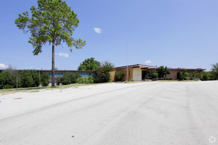 1301 Hospital Blvd, Floresville, TX à vendre - Photo du b timent - Image 1 de 5