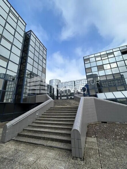 Bureau dans Noisy-le-Grand à louer - Photo du bâtiment - Image 1 de 11