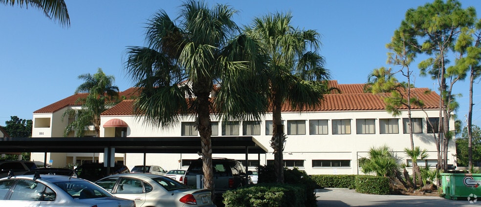 801 Anchor Rode Dr, Naples, FL à louer - Photo du bâtiment - Image 2 de 17