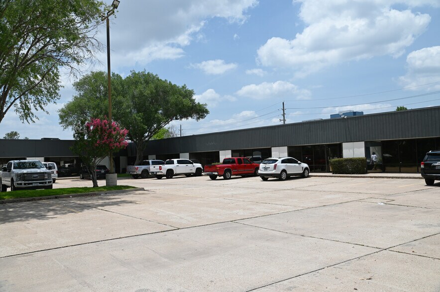10400 Westoffice Dr, Houston, TX à louer - Photo du bâtiment - Image 2 de 3