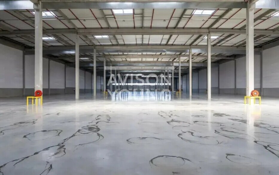 Flex in Lieusaint for lease - Interior Photo - Image 3 of 3