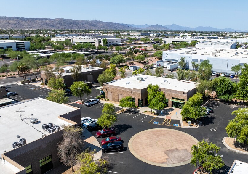 4511 E Broadway Rd, Phoenix, AZ à vendre - Photo du bâtiment - Image 2 de 11