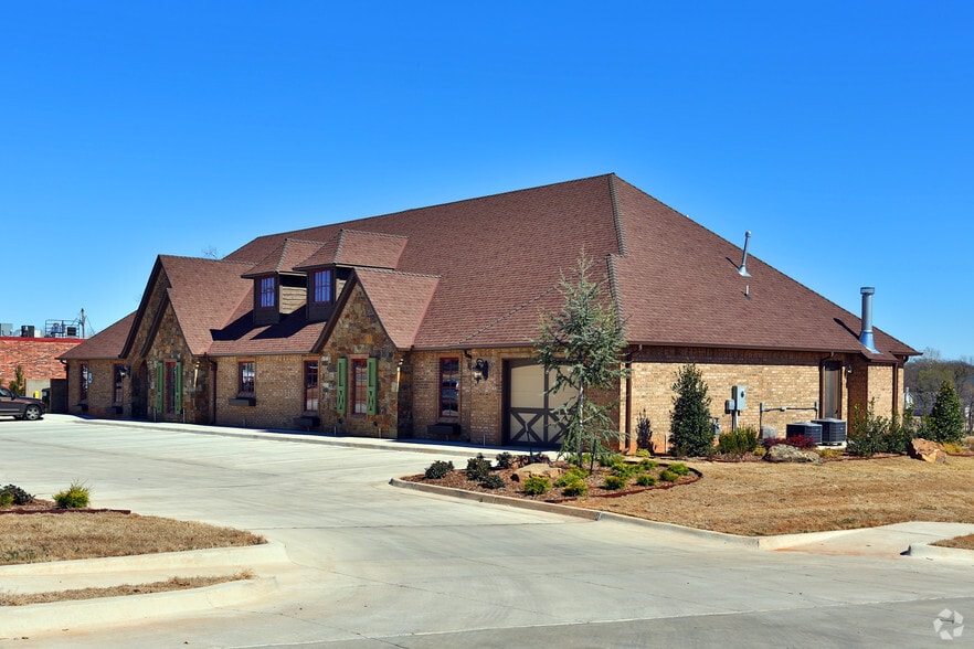 2909 Astoria Way, Edmond, OK for sale - Primary Photo - Image 2 of 12