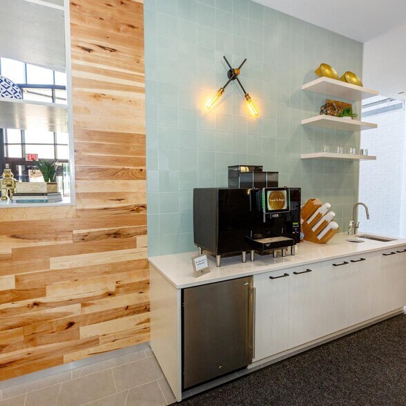 13873 Park Center Rd, Herndon, VA à louer - Photo du bâtiment - Image 3 de 11