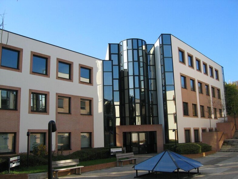 Bureau dans Jouy-en-Josas à vendre - Photo du bâtiment - Image 2 de 23