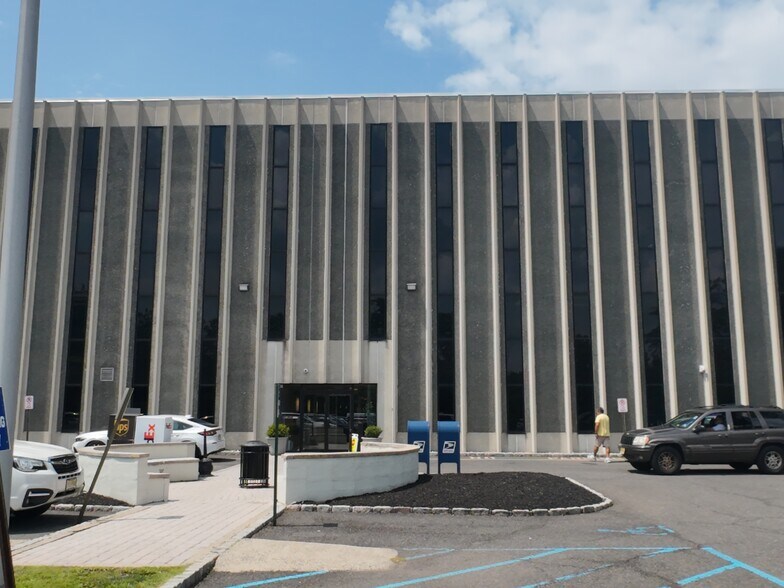 67 Walnut Ave, Clark, NJ à louer - Photo du bâtiment - Image 2 de 19