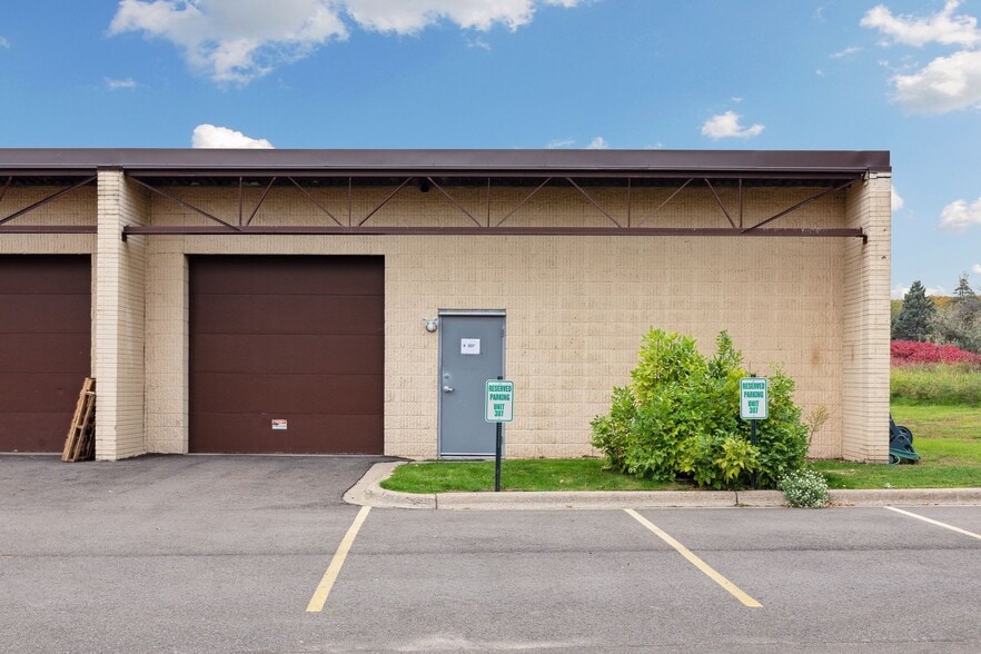 2525 Nevada Ave N, Golden Valley, MN à louer - Photo du bâtiment - Image 3 de 64