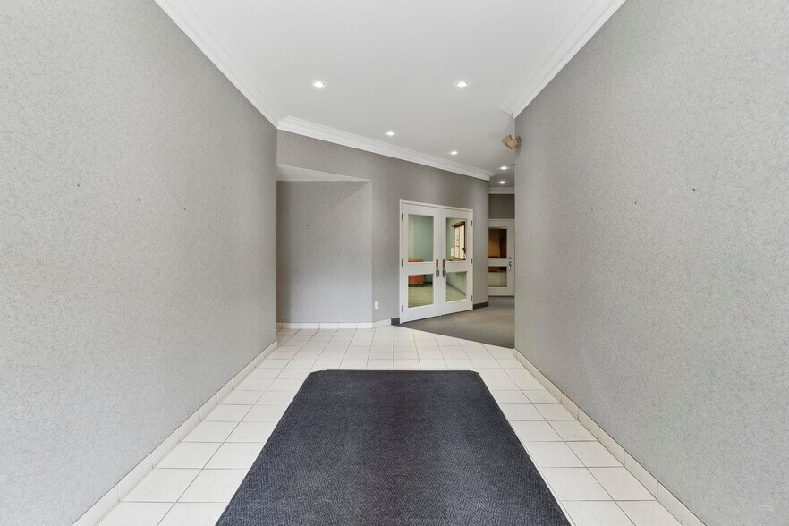 2393 Dundas St W, Toronto, ON à vendre - Photo du bâtiment - Image 3 de 7