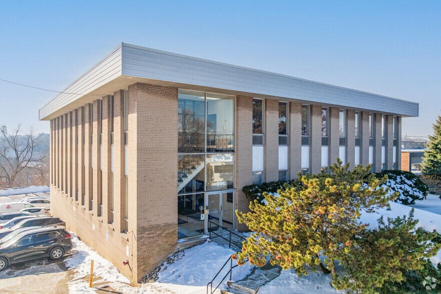 111 Railside Rd, Toronto, ON à vendre - Photo principale - Image 3 de 3