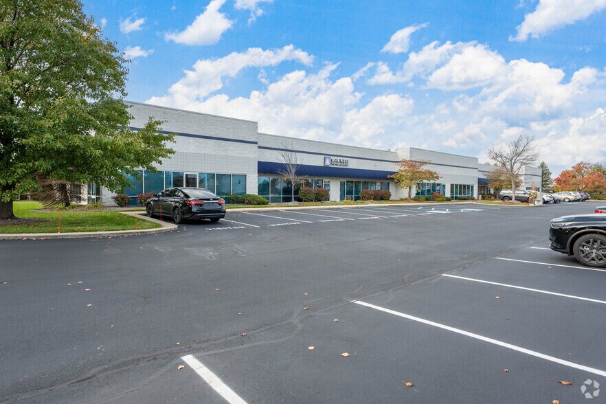 10022 Lantern Rd, Fishers, IN à vendre - Photo du bâtiment - Image 1 de 19