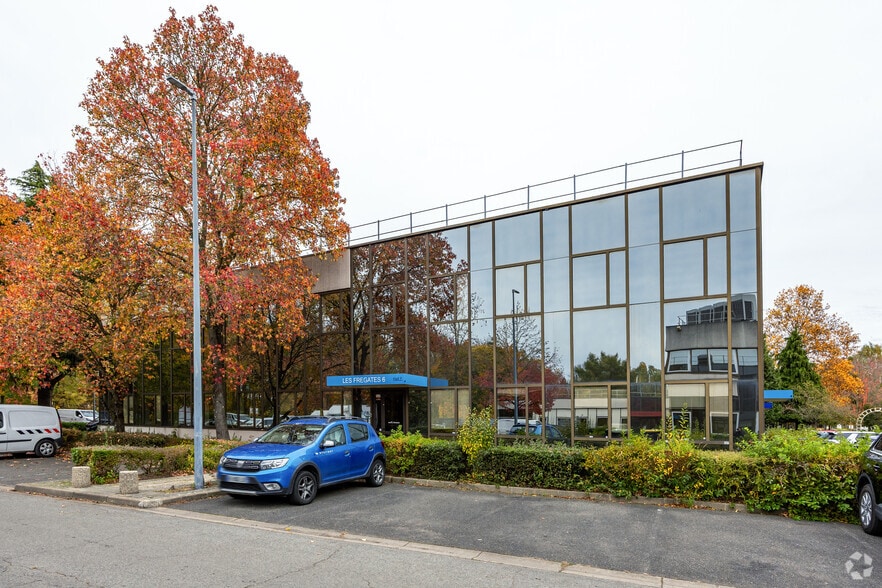 Flex in Tremblay-en-France for lease - Building Photo - Image 2 of 2