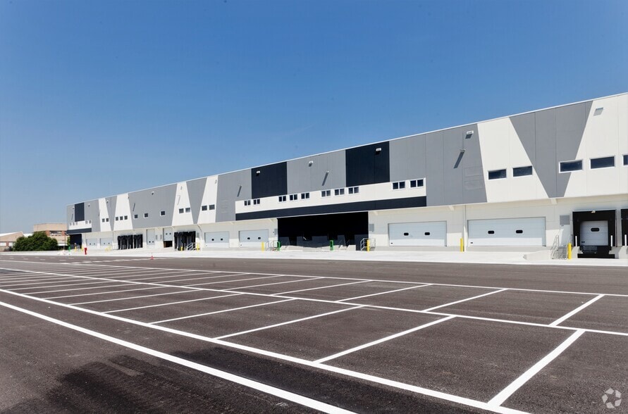 Calle de Eduardo Barreiros, 104, Madrid, Madrid à louer - Photo du bâtiment - Image 3 de 13