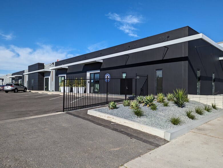 7059-7077 1/2 Vineland Ave, North Hollywood, CA à louer - Photo du bâtiment - Image 1 de 15