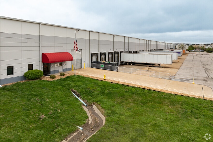 415 Axminister Dr, Fenton, MO for lease - Primary Photo - Image 1 of 17