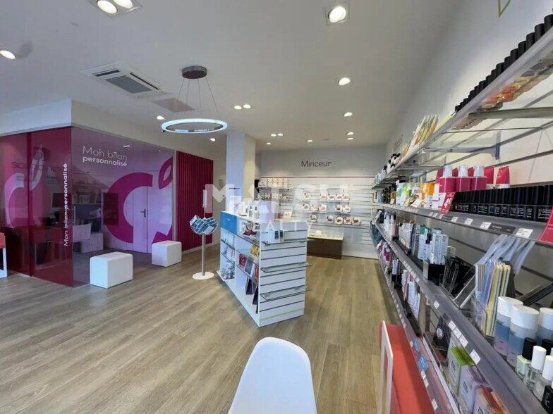 Retail in Tassin-la-Demi-Lune for lease - Interior Photo - Image 3 of 12
