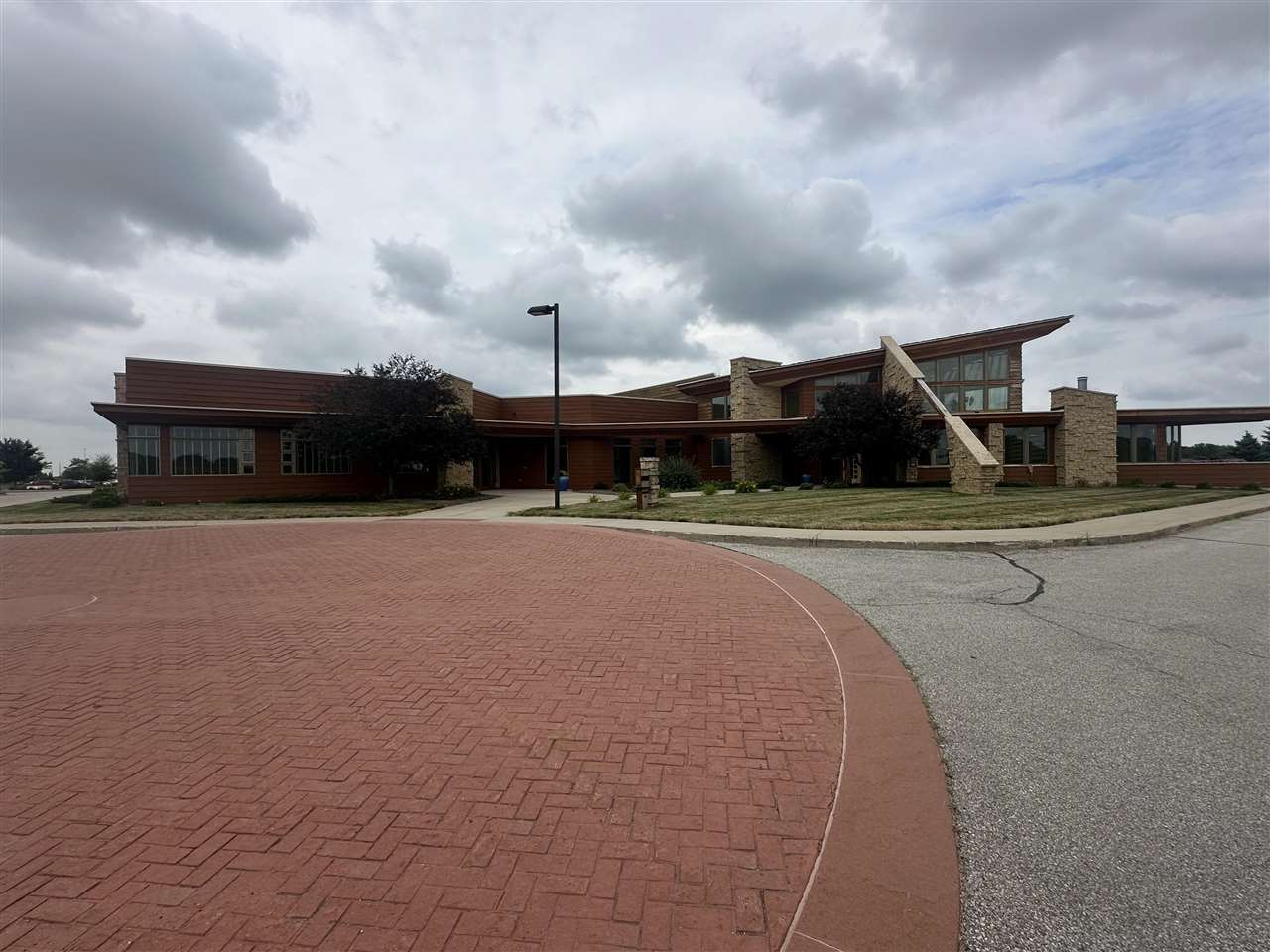 3273 Ridgeway Dr, Coralville, IA for lease Primary Photo- Image 1 of 16