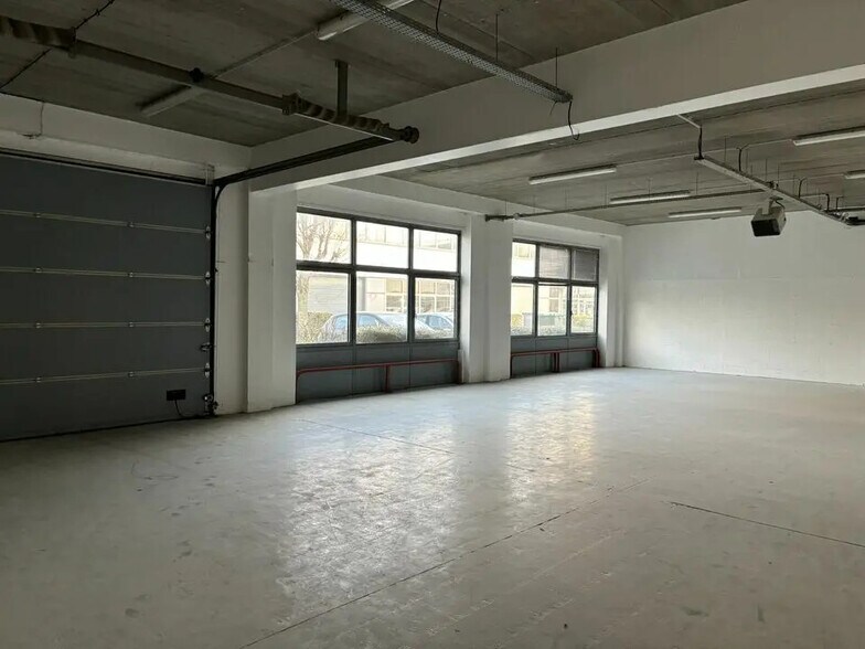 Flex in Roissy-en-France for lease - Interior Photo - Image 1 of 5