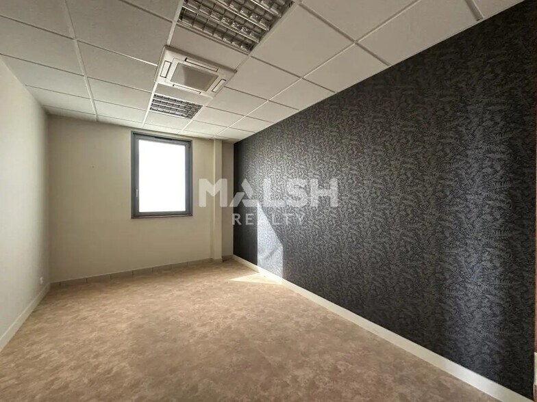 Office in Arnas for lease - Interior Photo - Image 2 of 9