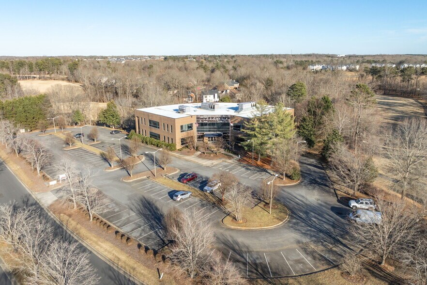 940 Golf House Rd W, Whitsett, NC à louer - Photo du bâtiment - Image 3 de 20