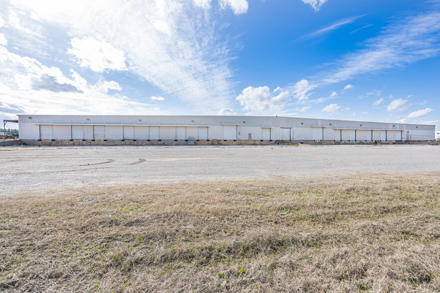 942 W Park Dr, Selma, AL for lease - Building Photo - Image 3 of 19