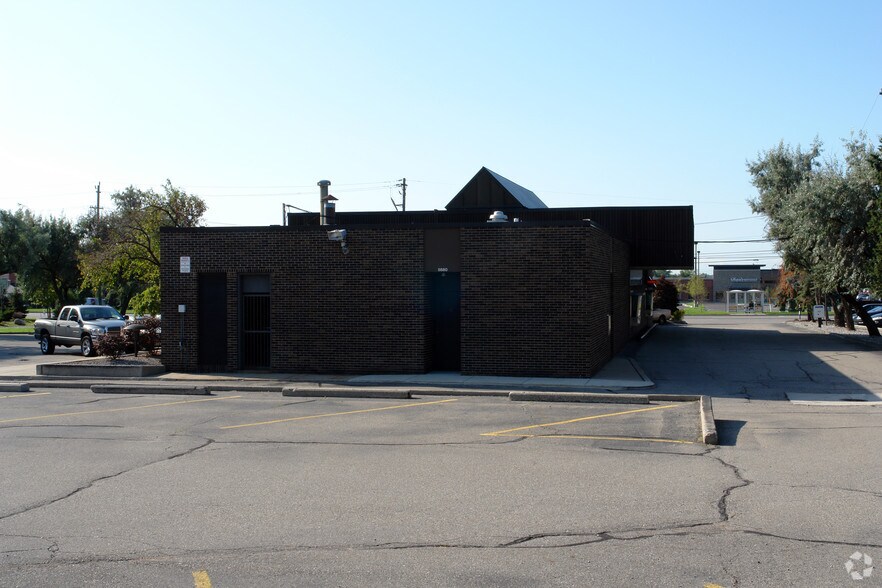 5680 W Maple Rd, West Bloomfield, MI à vendre - Photo du bâtiment - Image 2 de 2