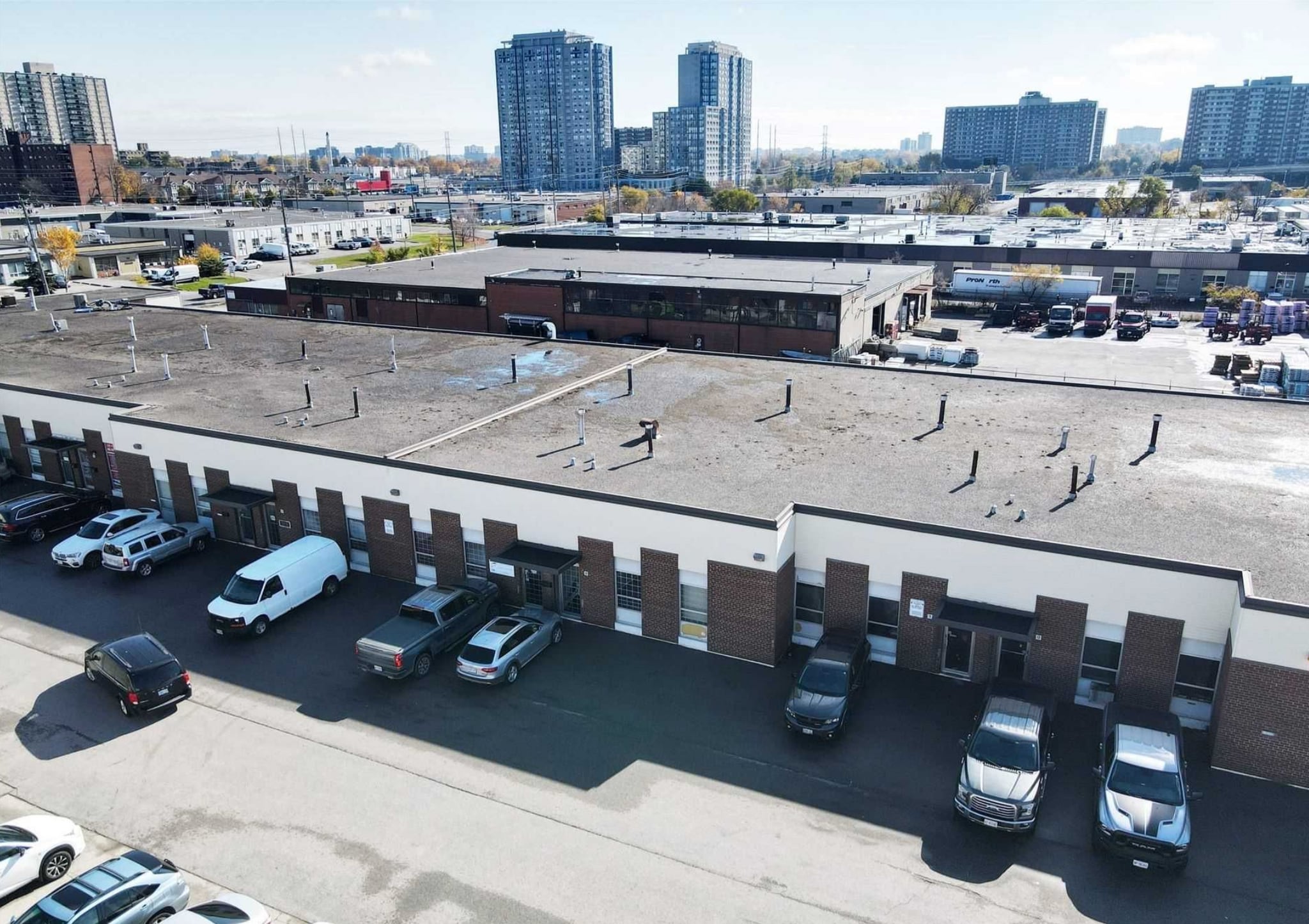 120 Midwest Rd, Toronto, ON à louer Photo du bâtiment- Image 1 de 3