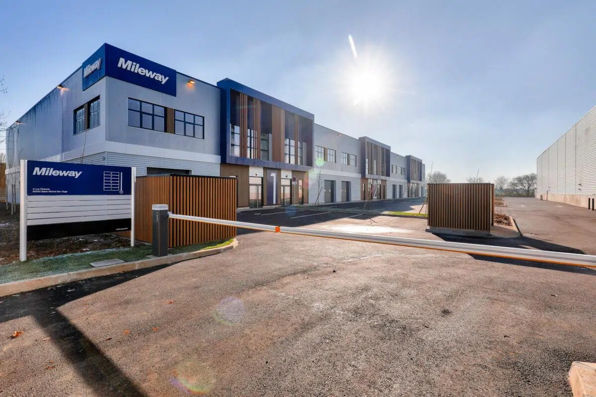 Industrial in Saint-Michel-sur-Orge for lease Building Photo- Image 1 of 15