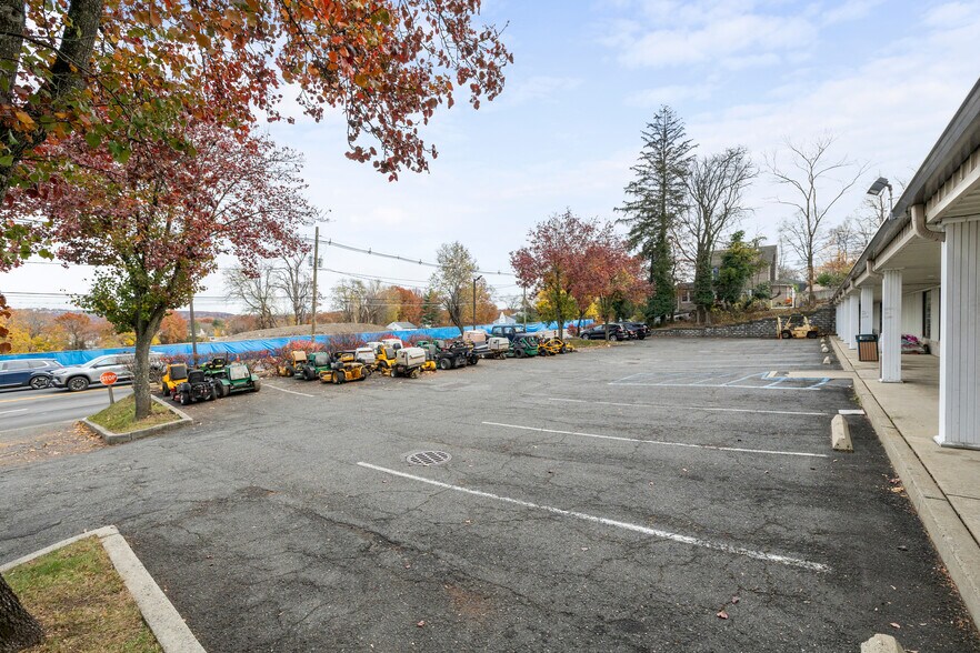 1190 Pompton Ave, Cedar Grove, NJ à vendre - Photo du bâtiment - Image 3 de 31