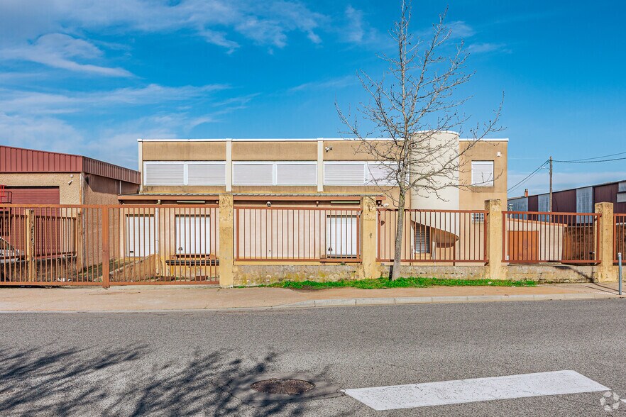 Flex dans Saint-Genis-Laval à louer - Photo du bâtiment - Image 2 de 2
