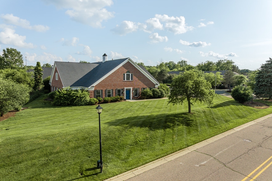 2365 Woodlake Dr, Okemos, MI for lease - Building Photo - Image 2 of 15