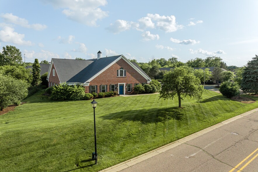 2365 Woodlake Dr, Okemos, MI à louer - Photo du bâtiment - Image 2 de 15