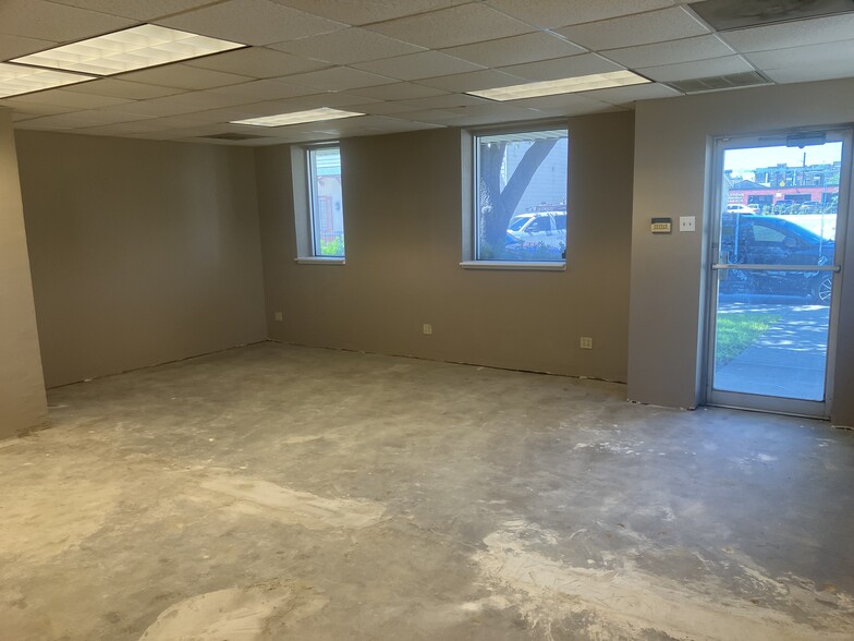 1001 W Main St, Carrollton, TX for lease - Interior Photo - Image 2 of 14