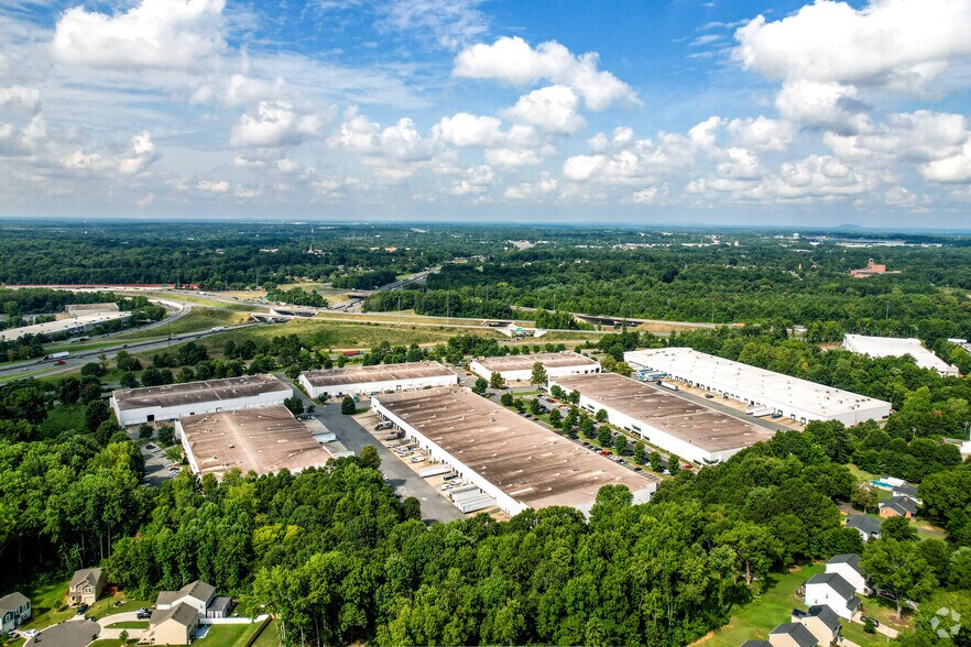 2217 Distribution Center Dr, Charlotte, NC à louer - Aérien - Image 2 de 11