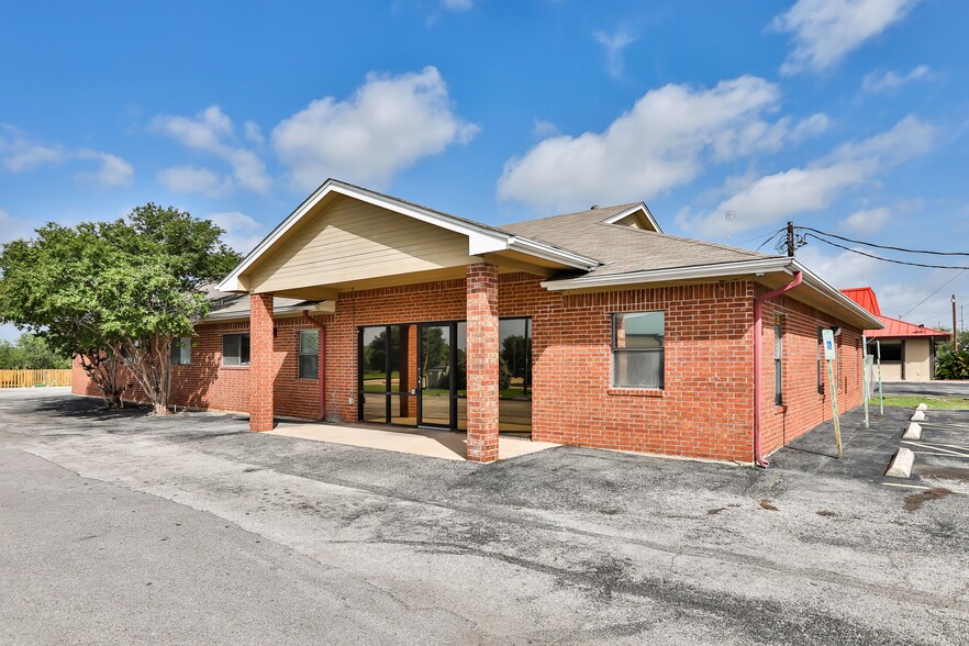 543 10th St, Floresville, TX for sale - Building Photo - Image 1 of 10