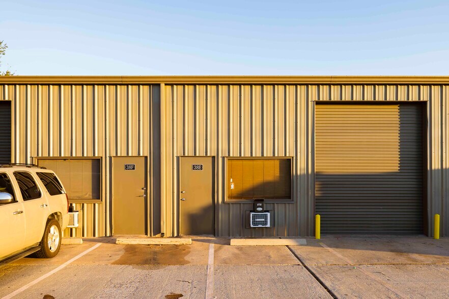 38-40 Wilson Rd, Humble, TX à louer - Photo du bâtiment - Image 2 de 8